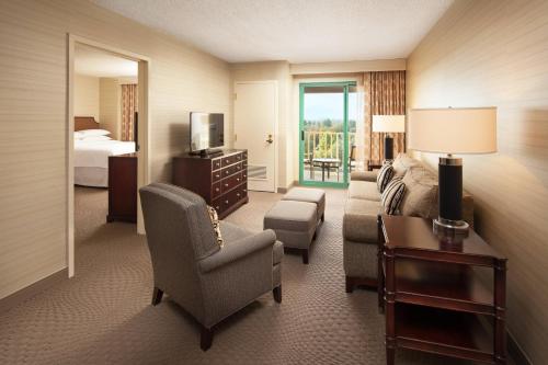 Club level, Guest room, 2 Queen, High floor, Balcony