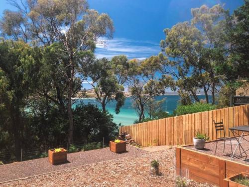 Skats, Modern Waterfront House at Susans Bay, Primrose in Primrose Sands