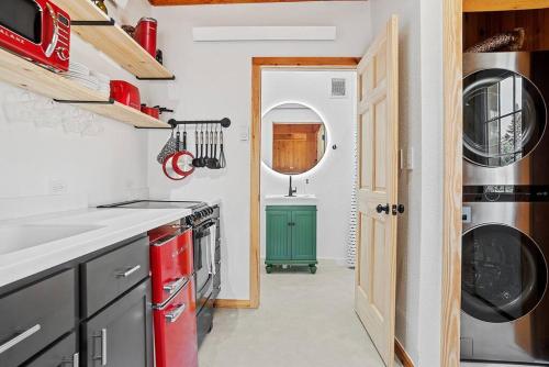 Guest Suite-Hot Tub-Close to Town