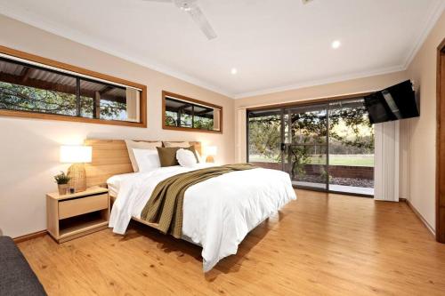 Private Paradise, Spa, Luxury, & Views at Peaceful Huon Creek Retreat