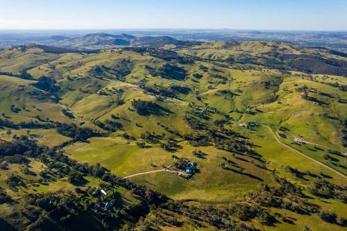 Private Paradise, Spa, Luxury, & Views at Peaceful Huon Creek Retreat