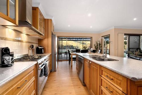 Private Paradise, Spa, Luxury, & Views at Peaceful Huon Creek Retreat