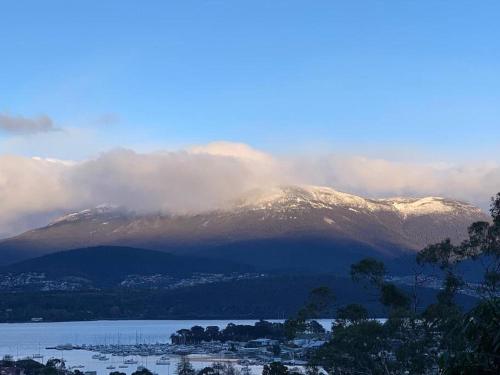 Spacious Apartment - Warm and Welcoming in Lindisfarne, 8 min from CBD