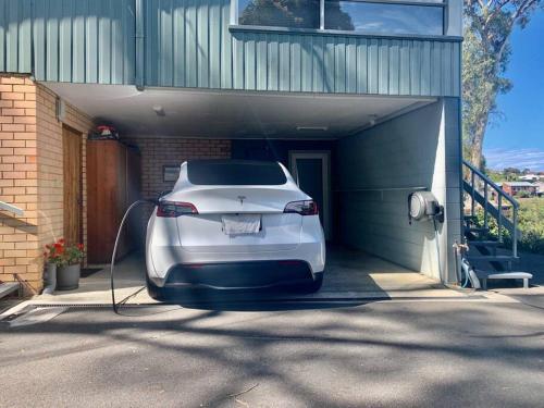 Spacious Apartment - Warm and Welcoming in Lindisfarne, 8 min from CBD