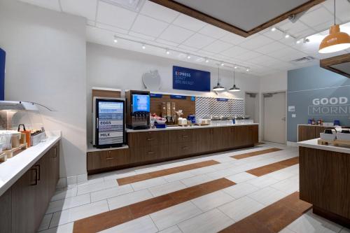 Food and beverages, Holiday Inn Express and Suites Glendale Downtown By IHG in Glendale