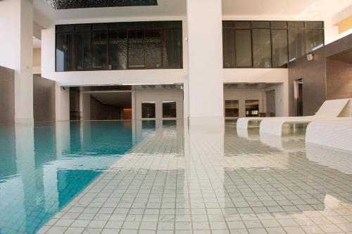 Swimming pool, Grand Richmond Stylish Convention Hotel near Durakij Pundit University