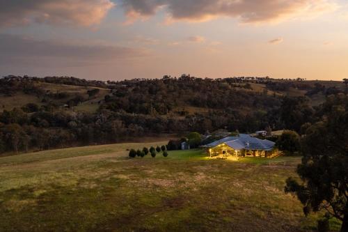 Private Paradise, Spa, Luxury, & Views at Peaceful Huon Creek Retreat