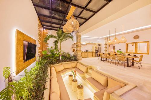 Villa Dublin - Luxury 5 BDR w Jacuzzi & Pool - image 4