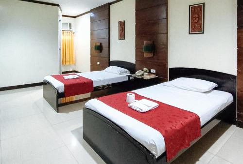 Check Inn Bacolod by RedDoorz Room Type - Deluxe Twin Room