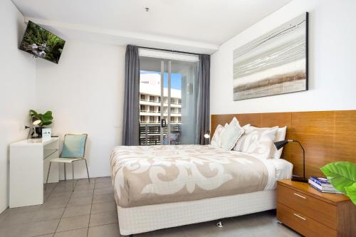 B&B Cairns - Marina View Queen Bed Studio Apartment Pool & Gym - Bed and Breakfast Cairns