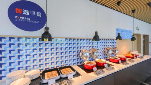 Holiday Inn Express Shanghai Pudong Airport, an IHG Hotel