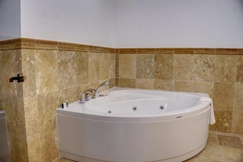 อ่างแช่น้ำร้อน, Four Mansions Hotel in ไกเซรี