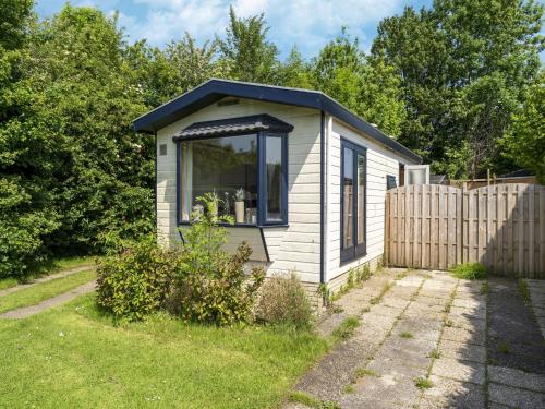  Comfortable chalet in Blokzijl with waterside garden, Pension in Blokzijl bei Belt-Schutsloot