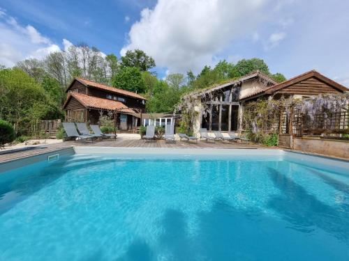 Charming 8 bedroom house in the heart of MERVENT forest