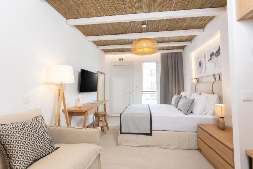 1 queen bed, 1 sofa bed