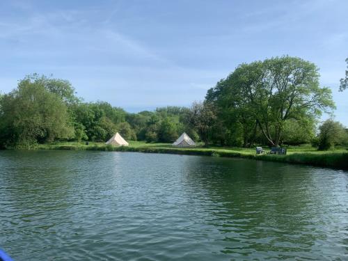 Camping By The River in 卡爾漢姆