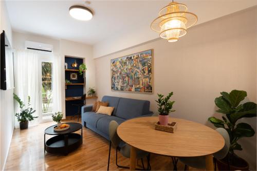 Adela's Apartment BR & LR Next to Metro and 20' From Acropolis, Афины