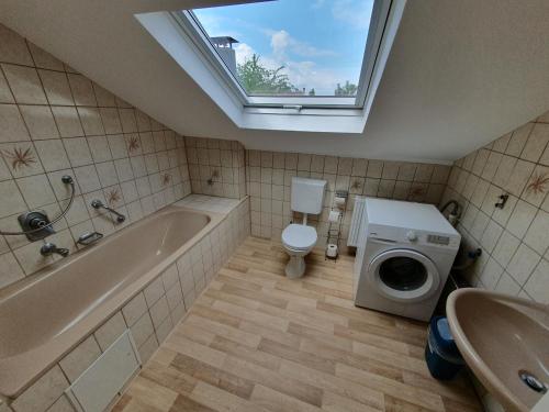 Fürdőszoba, Gemütliche zentrale DG Wohnung in Mühlacker (Gemutliche zentrale DG Wohnung in Muhlacker) in Mühlacker