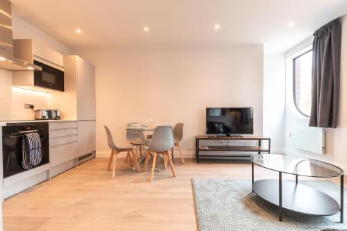 Apartment Thirty Five Staines Upon Thames - Free Parking - Heathrow - Thorpe Park