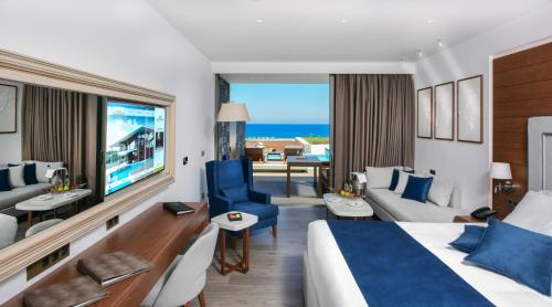 Deluxe Junior Suite Sea View with Private Pool image 2