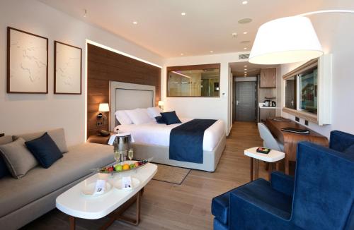 Deluxe Junior Suite Sea View with Private Pool image 3
