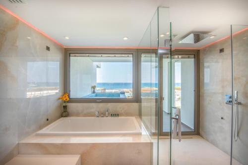 Aqua Marine Suite Waterfront with Outdoor Whirlpool and Gym image 4