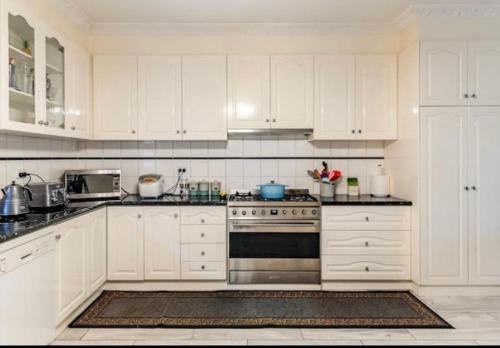 Cosy private room easy access to city & airport in بريستون