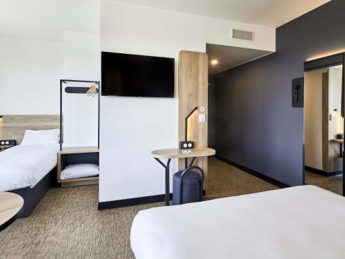 1 queen bed, 1 twin bed