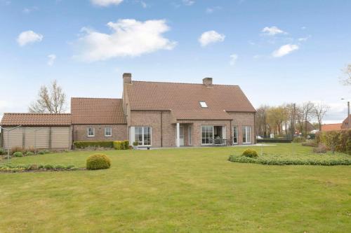 Family house with a beautiful view in Damme