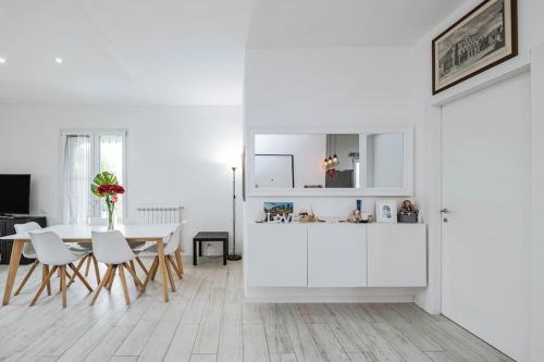  Niki Home - Garda Lake - by Host4U in 25080 Padenghe sul Garda