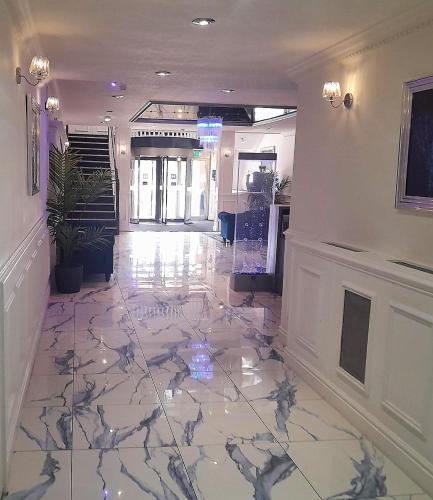 The Hillcrest Hotel - image 14