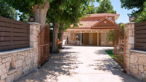 Beach House Lefkes A