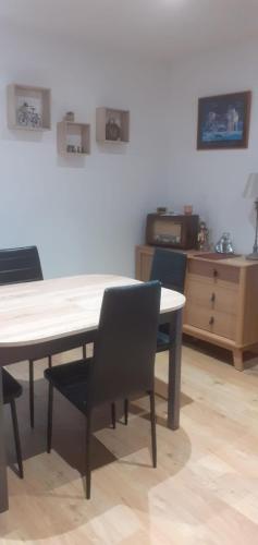 Appartement T2 entièrement rénové dans résidence calme Appartement T2 entièrement rénové dans résidence calme