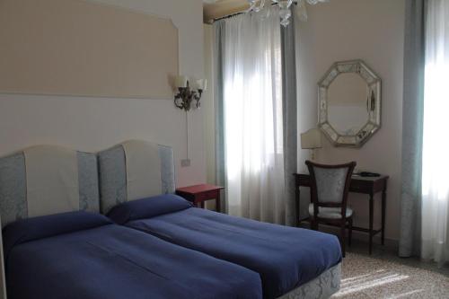 Superior Double or Twin Room image 9