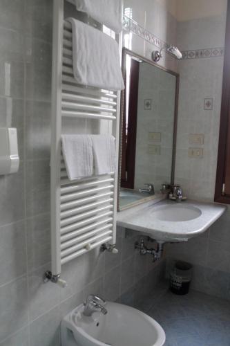 Double Room with External Private Bathroom image 4