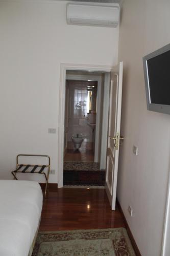 Double Room with External Private Bathroom image 1