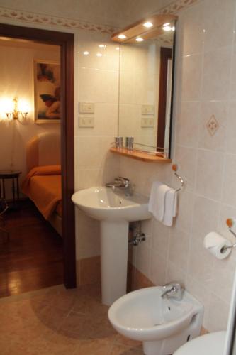 Superior Double or Twin Room image 3
