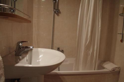 Small Double Room image 3