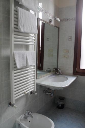 Small Double Room image 4