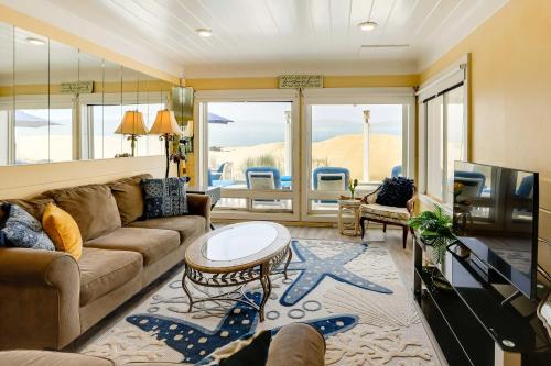 Between the Dunes: Breezy Beachfront Oceano Home! in Oceano (CA)