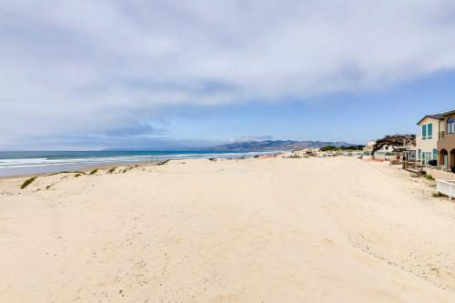 Between the Dunes: Breezy Beachfront Oceano Home! in Oceano (CA)