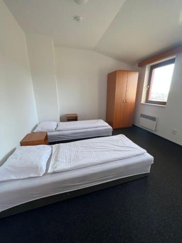 6 twin beds