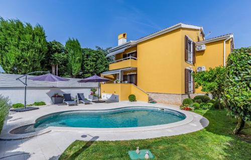 Villa Jasmine with swimming pool – khách sạn tại Stinjan