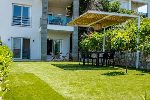 Kert, 2+1 House in Bodrum center with sea view and big private garden in Omurca