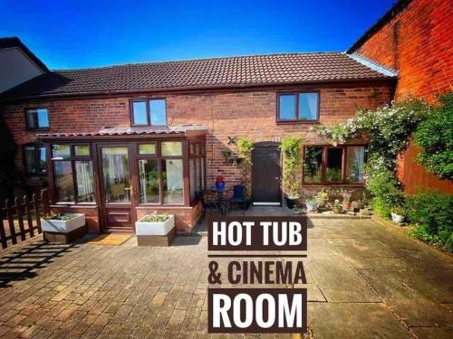 The Nook@East Ferry 2 Bed Cottage/Hot Tub/Patio & Cinema Room