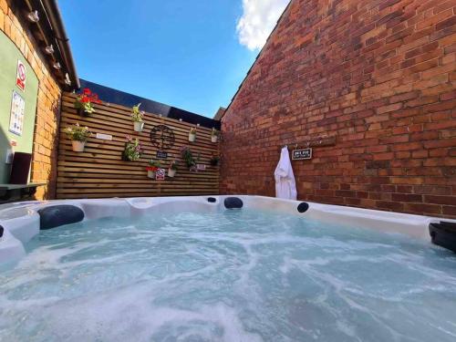 The Nook@East Ferry 2 Bed Cottage/Hot Tub/Patio & Cinema Room