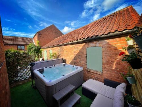The Nook@East Ferry 2 Bed Cottage/Hot Tub/Patio & Cinema Room