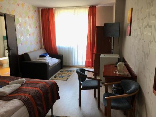 1 queen bed, 1 sofa bed