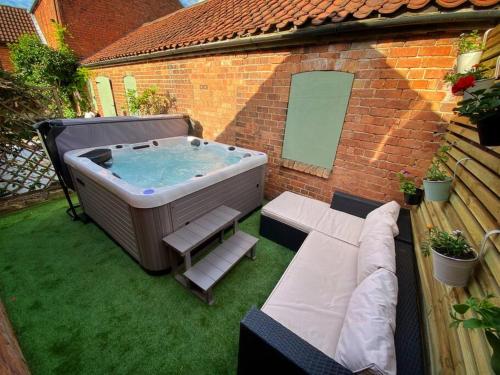 The Nook@East Ferry 2 Bed Cottage/Hot Tub/Patio & Cinema Room