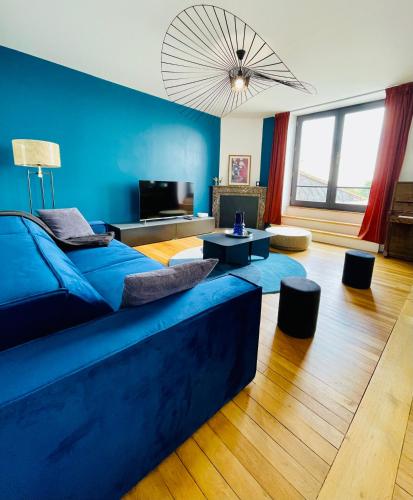 Jolie m'Home, Le Puy du Fou, 15 pers, 7 ch, 5 sde, 5 wc in Mauléon (Poitou-Charentes)